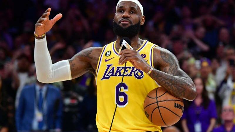 LeBron James Breaks Kareem Abdul-Jabbar’s Record as NBA’s All-Time Minutes Leader